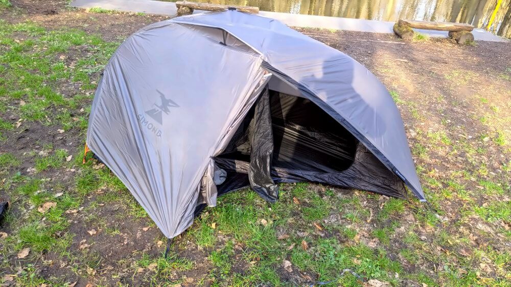 Außenaufnahme des Decathlon MT900 Zelts.