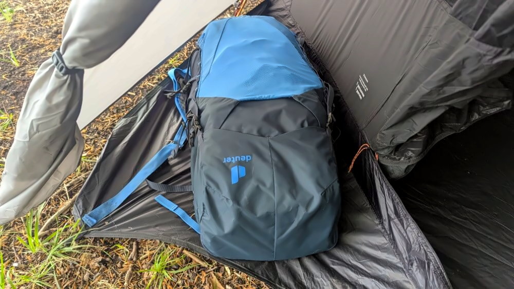 Rucksack auf der ausgebreiteten Plane der Apside des Decathlon MT900 1 Personenzelts.