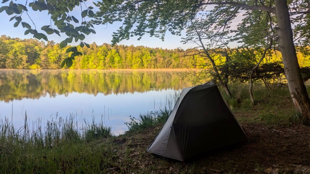Decathlon MT900 1 Personenzelt aufgebaut am See.