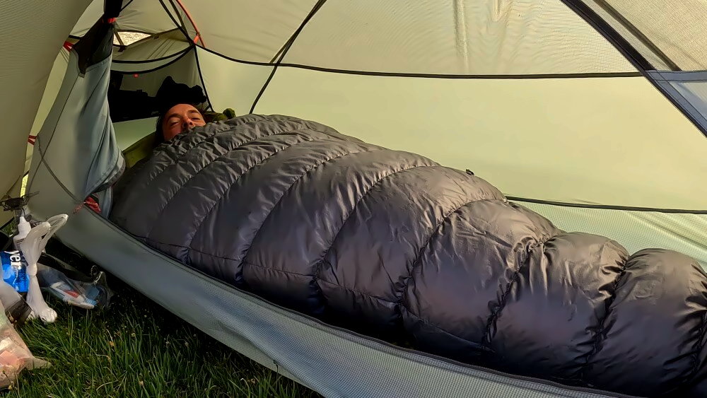 Der Tester liegt im Schlafsack im Hubba Hubba LT1.