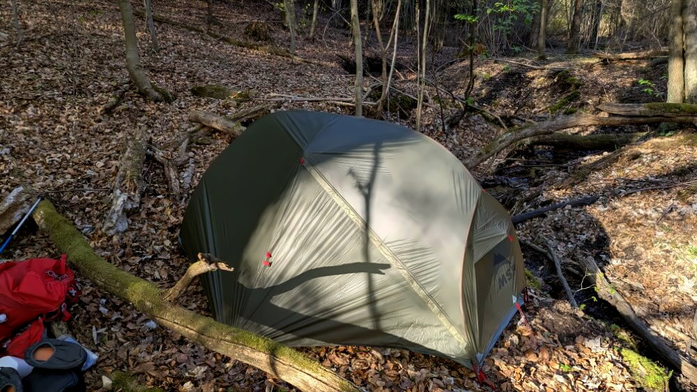 Hubba LT1 aufgebaut mit Außenzelt im Wald in Polen.