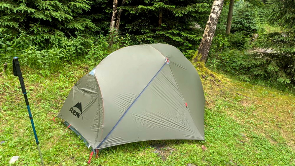 Totalaufnahme vom MSR Hubba LT1 im Wald.