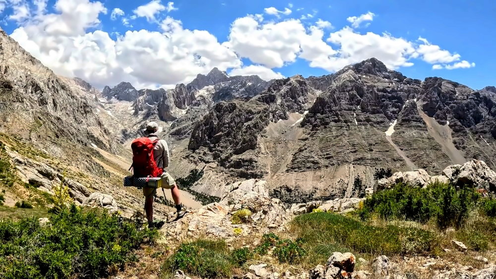 Selim vom Eskapist beim Wandern in den Bergen