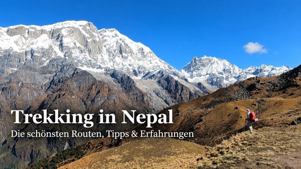 Wanderer beim Trekking in Nepal blickt auf schneebedeckte Himalaya-Gipfel.