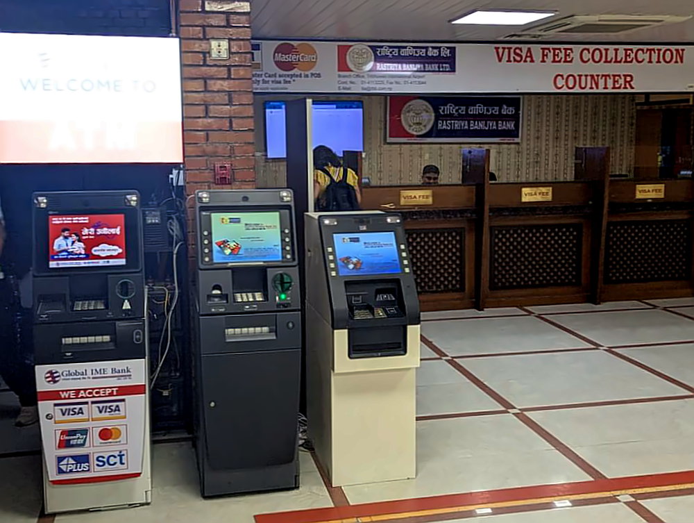 Schalter zum Bezahlen der Visa on Arrival Gebühren am Flughafen Kathmandu.